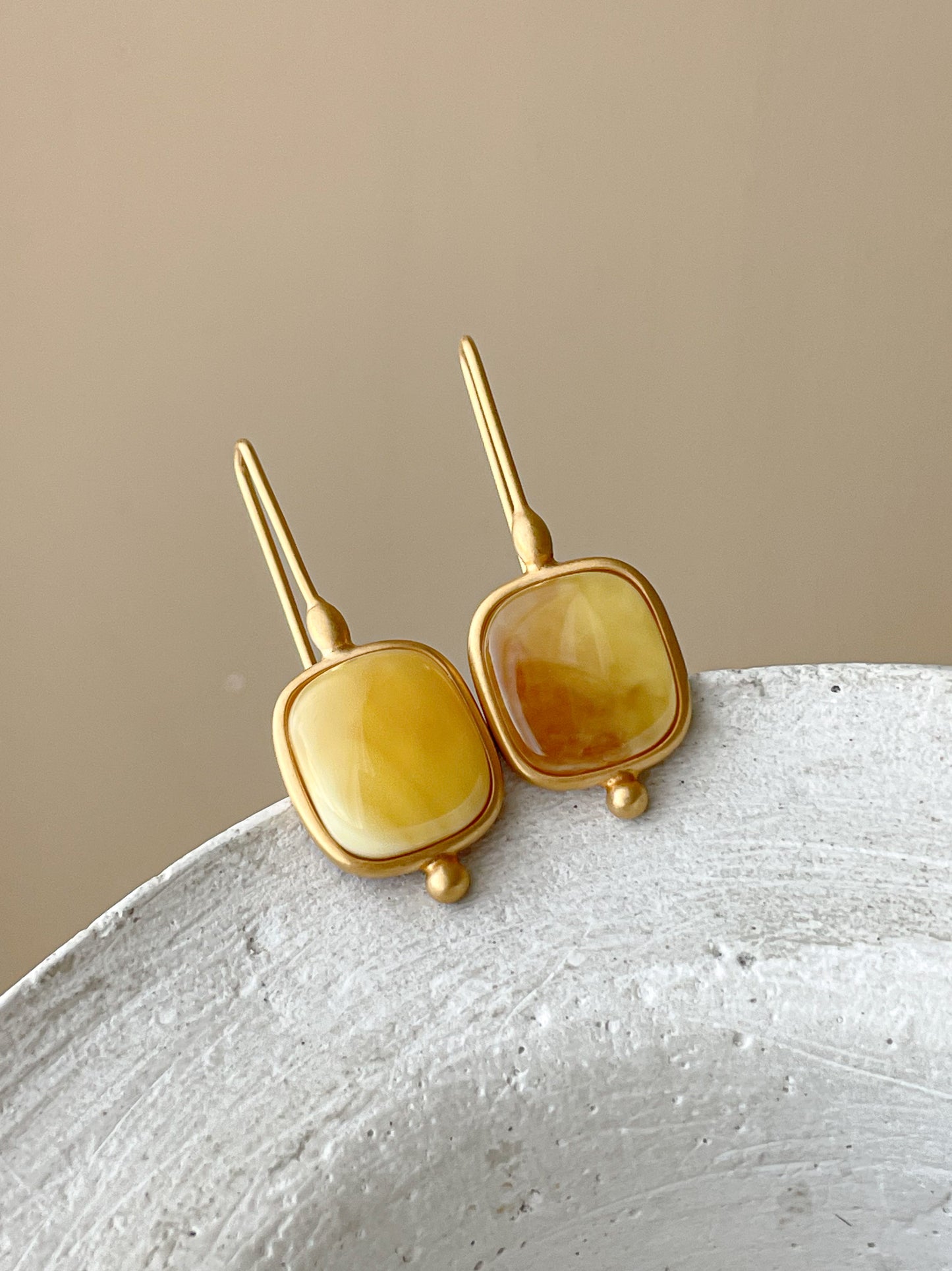 Natural amber dangle earrings - Gold plated silver - Hook earrings collection