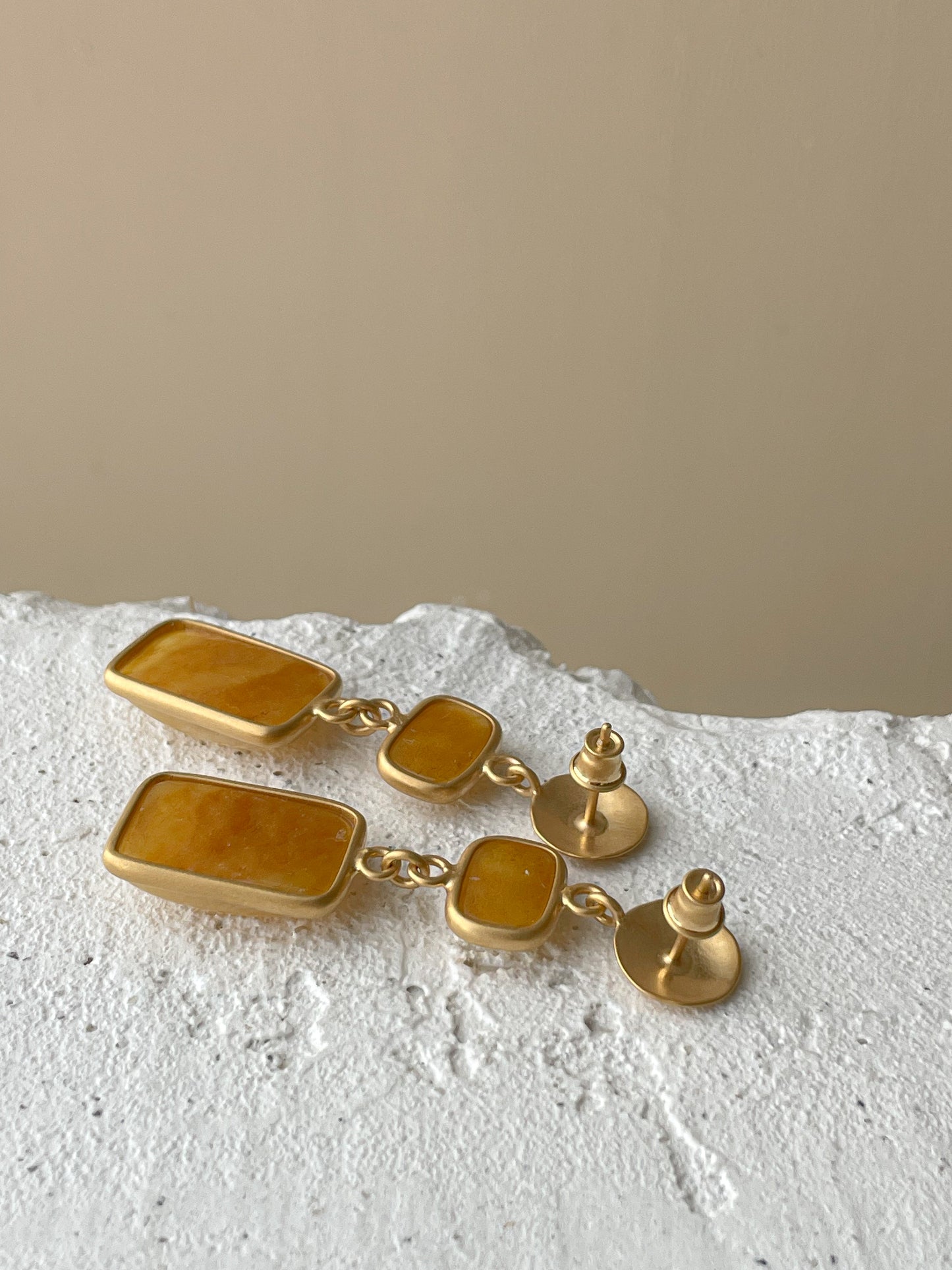 Amber dangle earrings - Gold plated silver - Stud earring collection