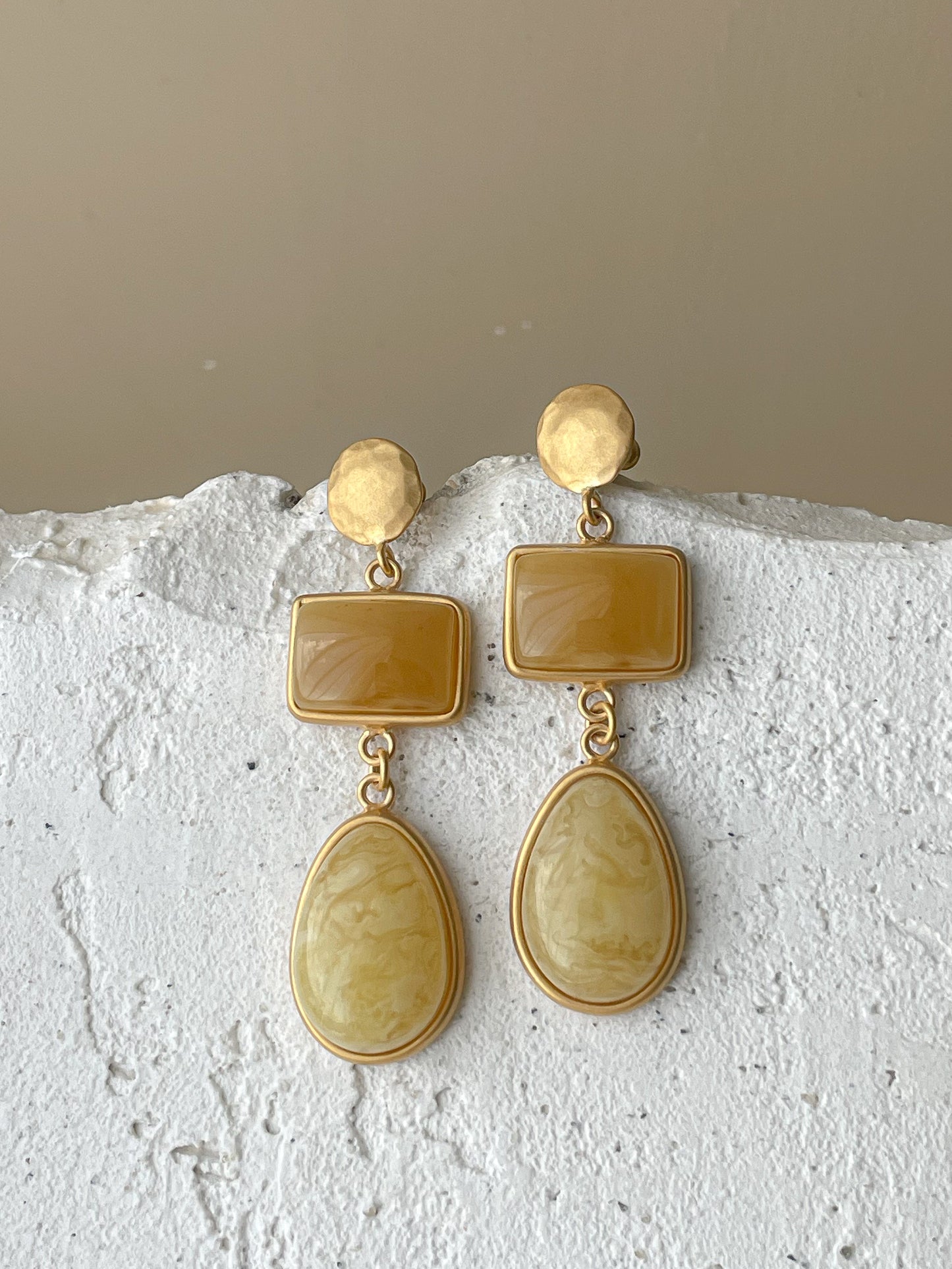 Amber dangle earrings - Gold plated silver - Stud earring collection