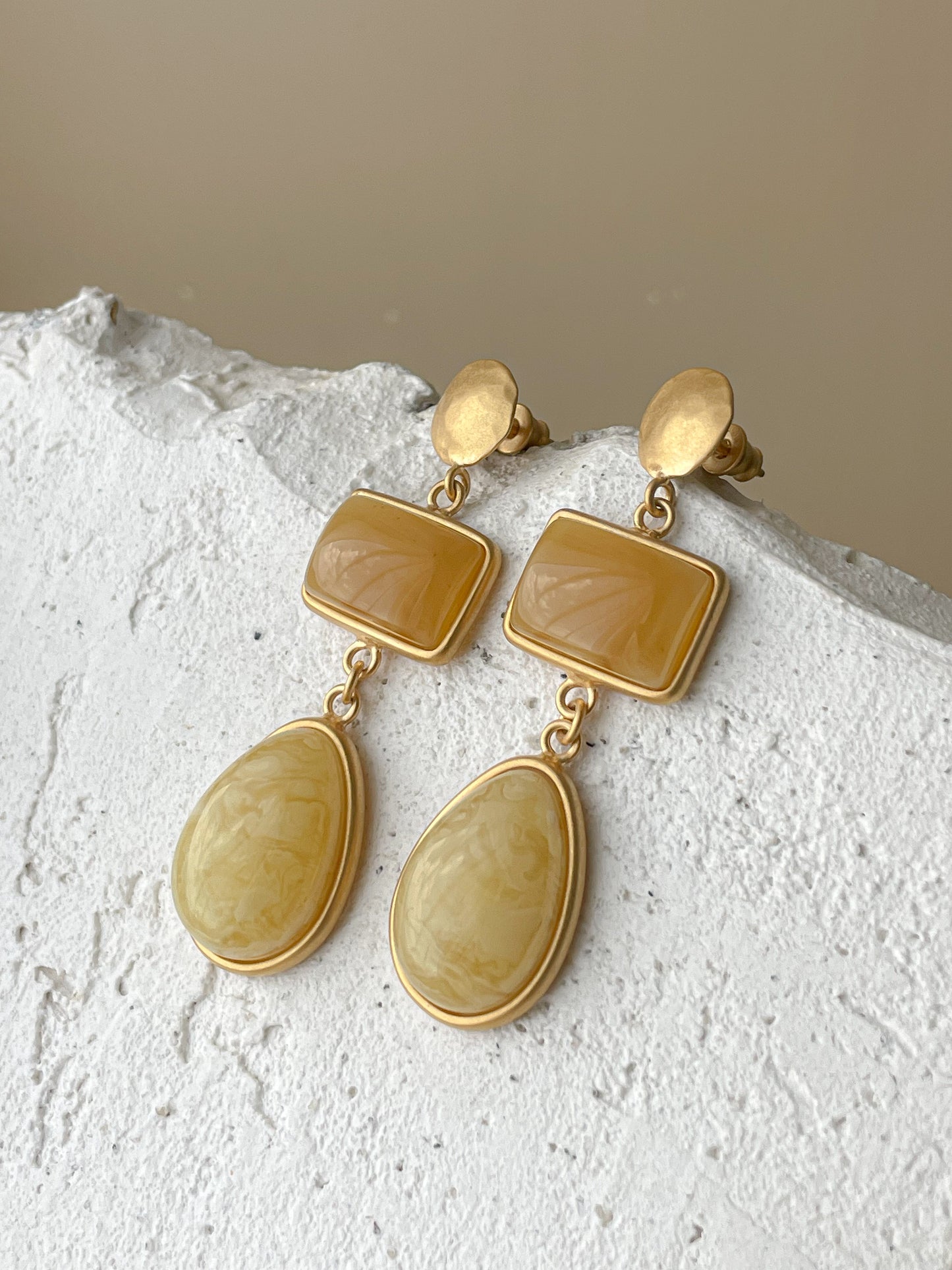 Amber dangle earrings - Gold plated silver - Stud earring collection