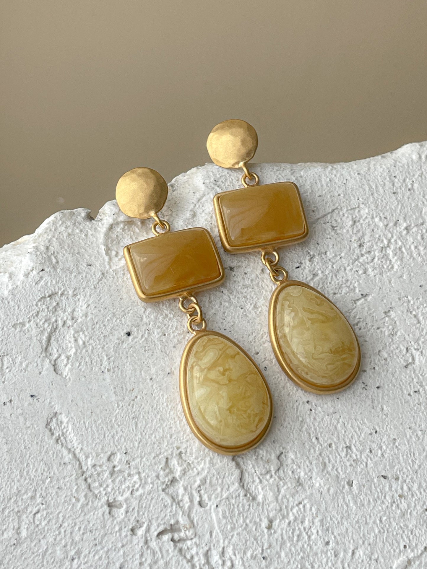 Amber dangle earrings - Gold plated silver - Stud earring collection