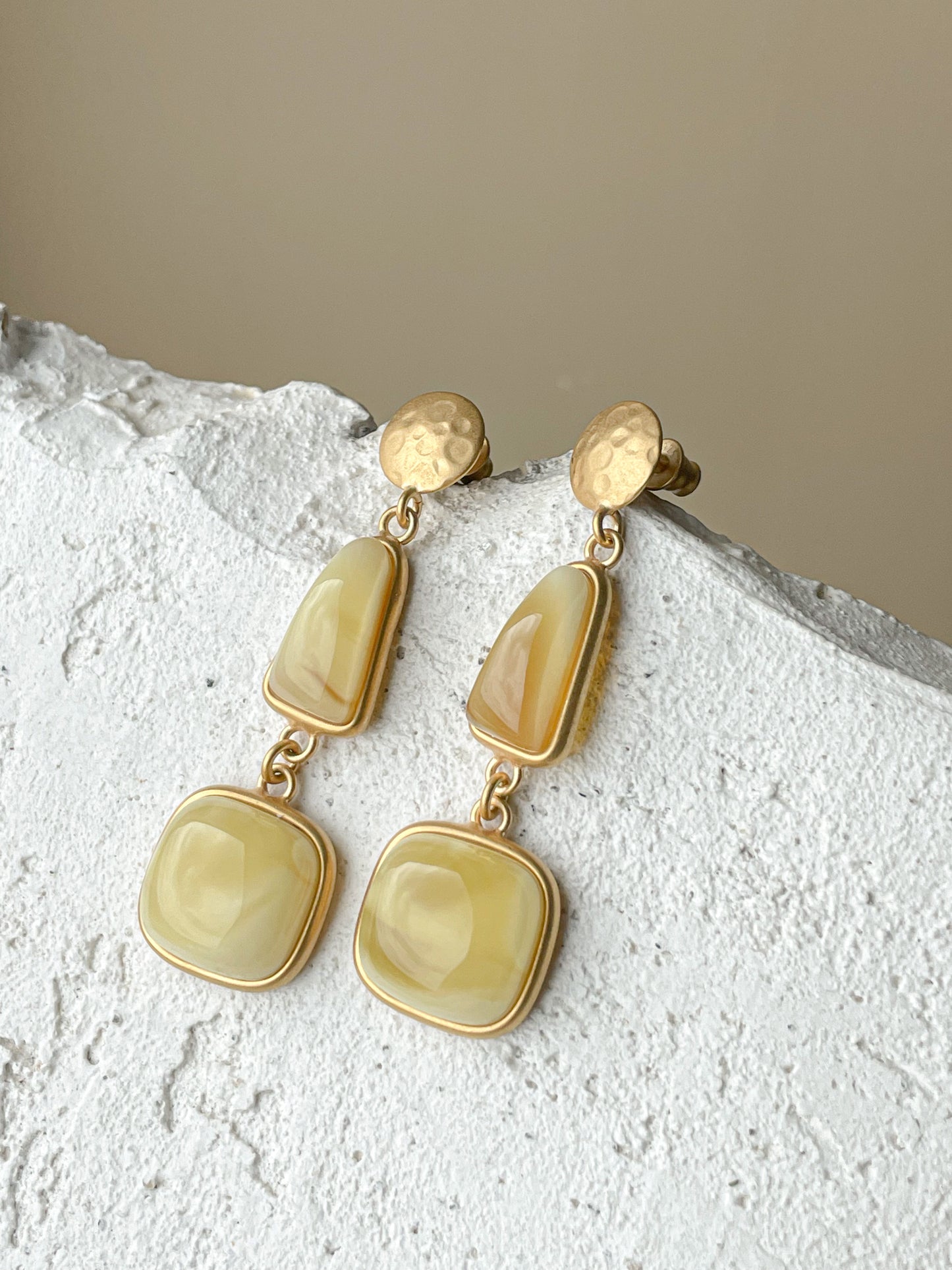 Natural amber dangle earrings - Gold plated silver - Stud earrings collection