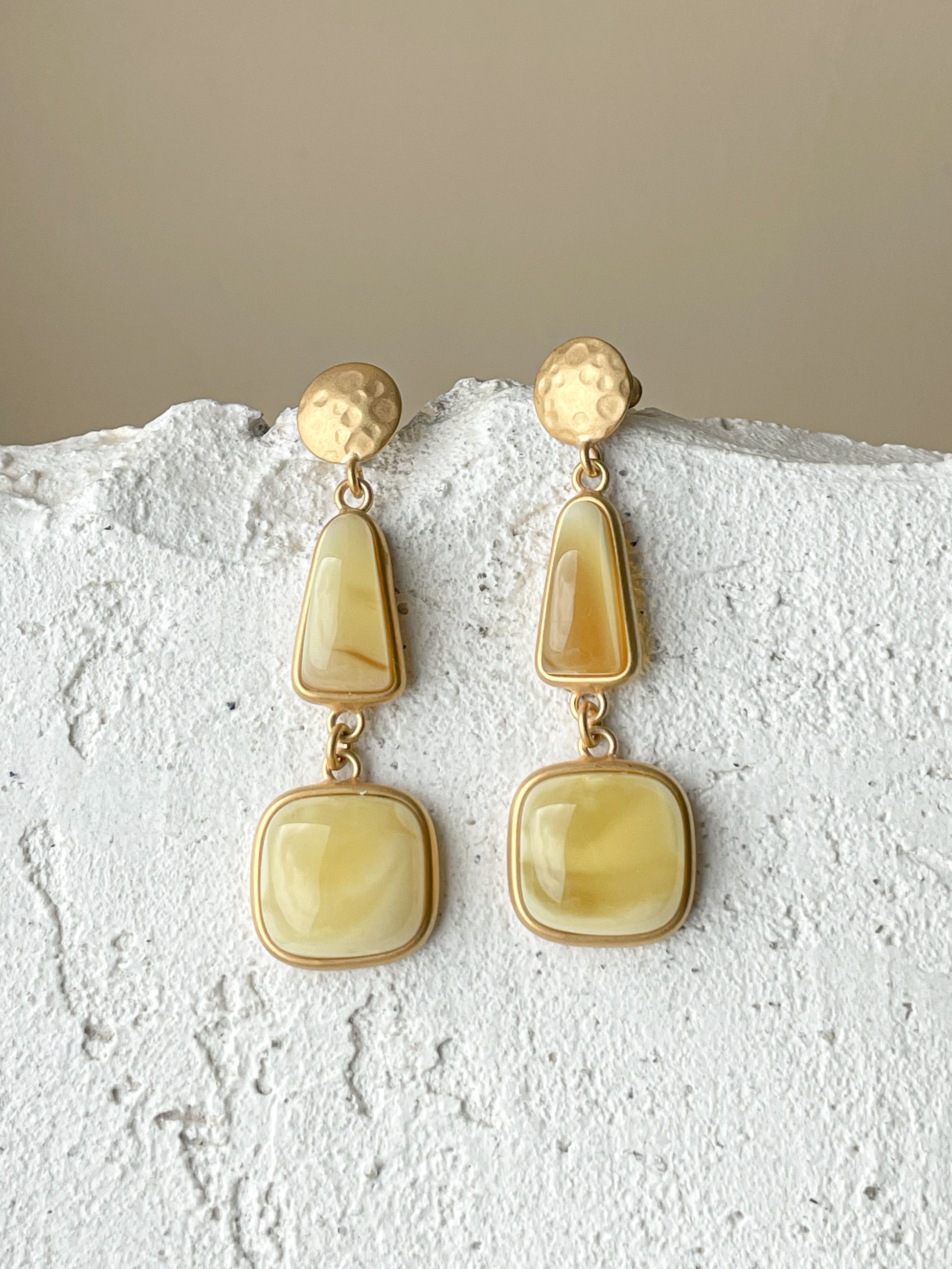 Natural amber dangle earrings - Gold plated silver - Stud earrings collection