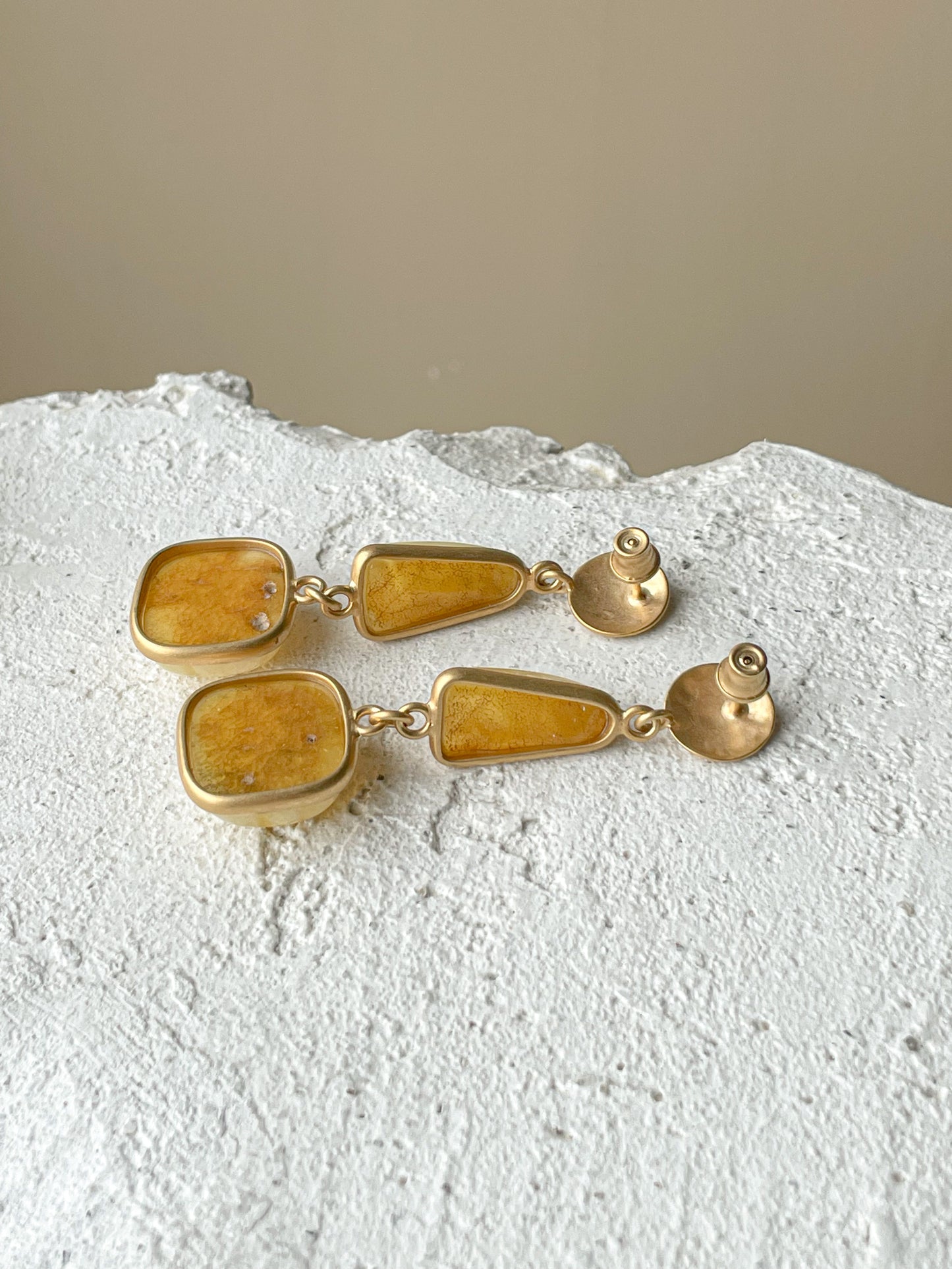 Natural amber dangle earrings - Gold plated silver - Stud earrings collection