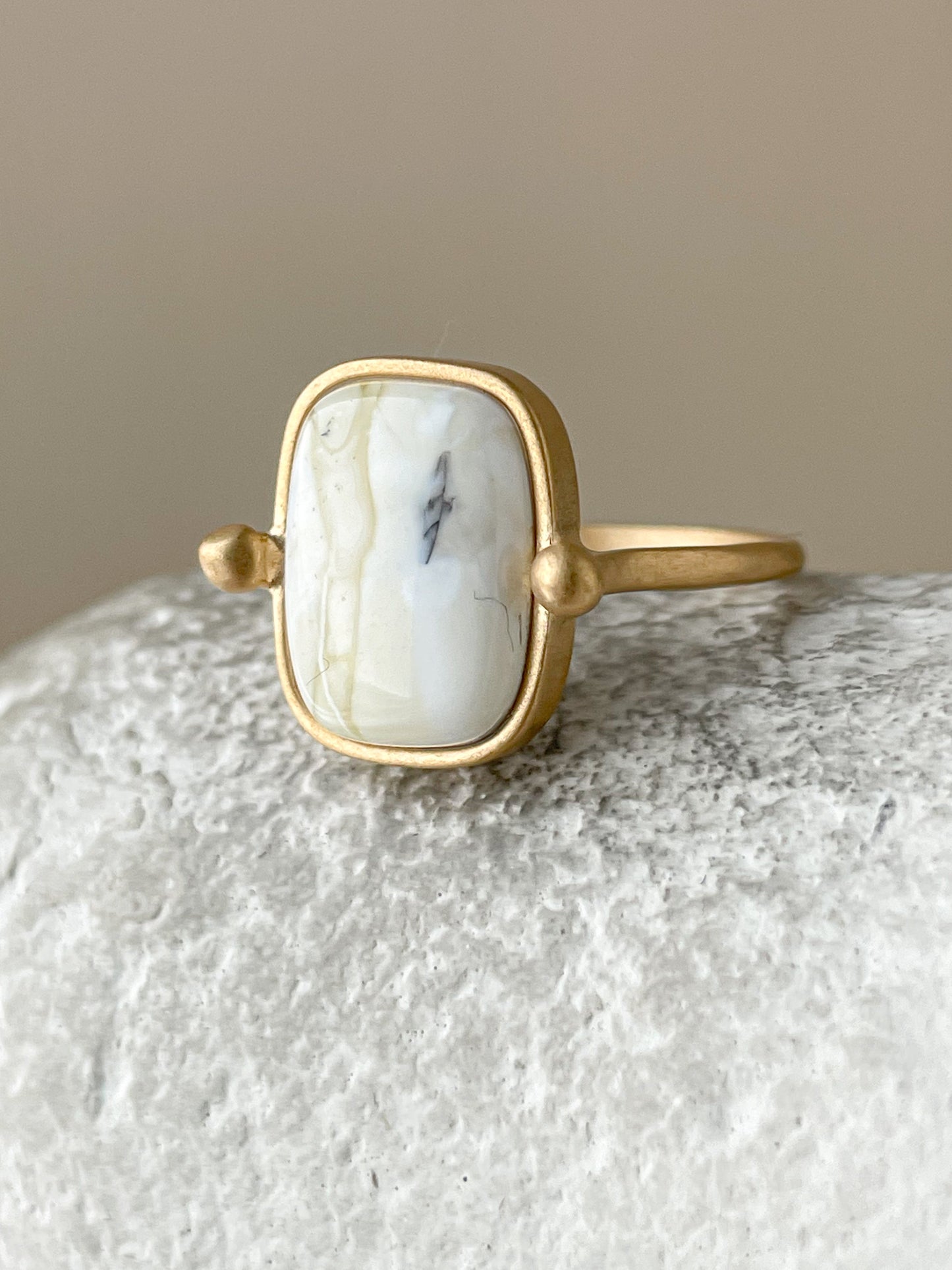 White amber ring - Gold plated silver - Vintage style ring collection - Size 6 1/4