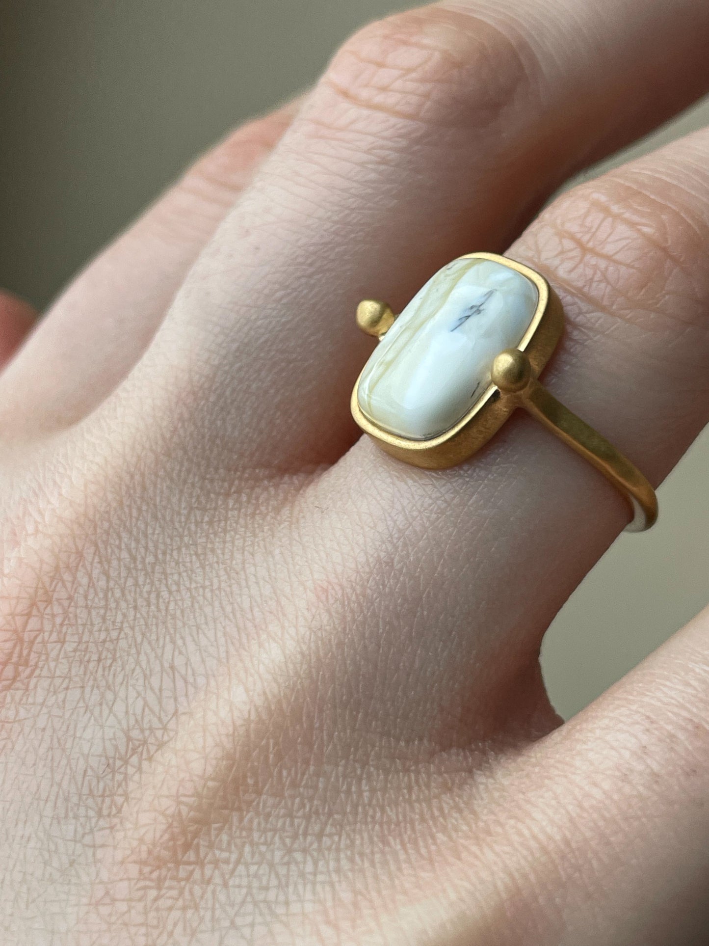 White amber ring - Gold plated silver - Vintage style ring collection - Size 6 1/4