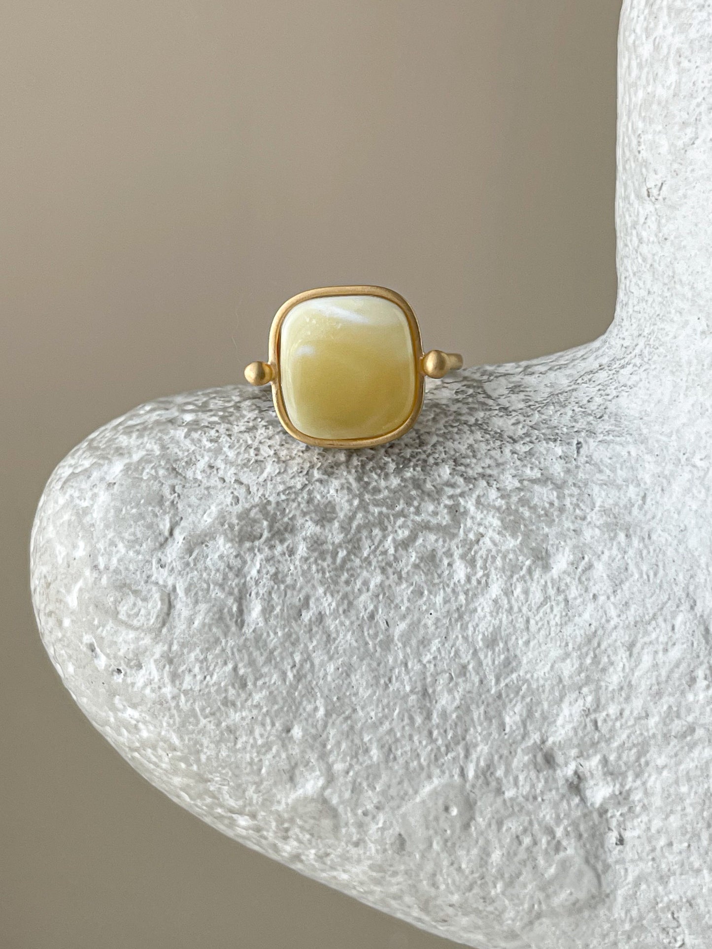 Butterscotch amber ring - Gold plated silver - Vintage style collection - Size 6 1/4