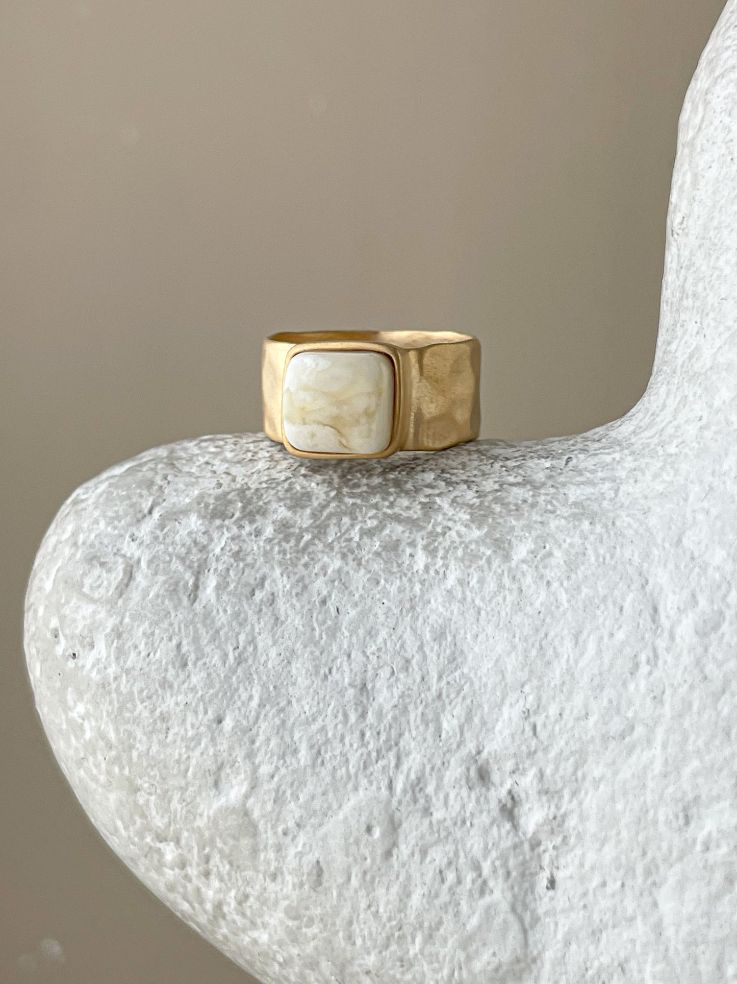 White amber ring - Gold plated Silver - Wide ring collection - Size 7 1/4