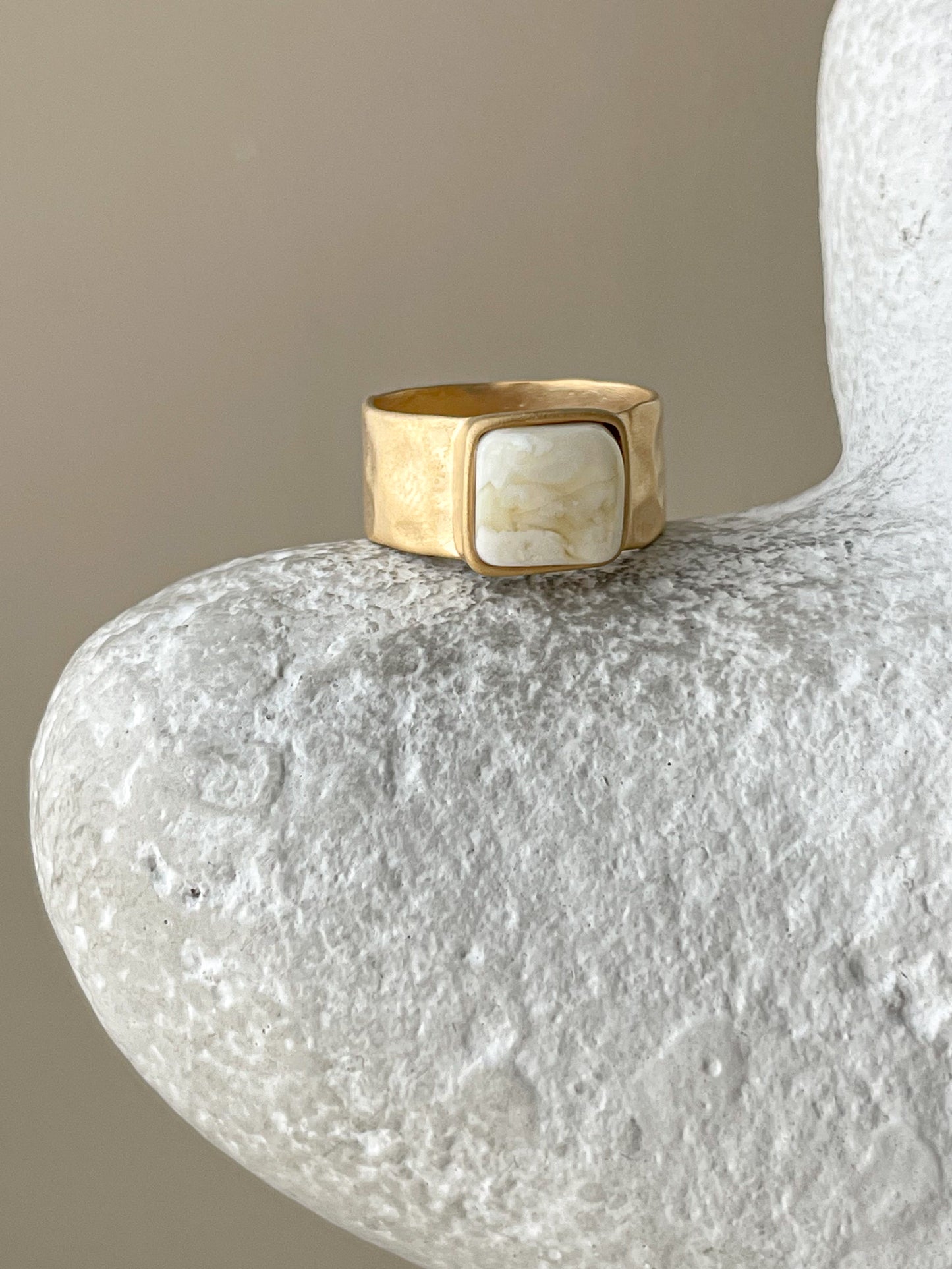 White amber ring - Gold plated Silver - Wide ring collection - Size 7 1/4