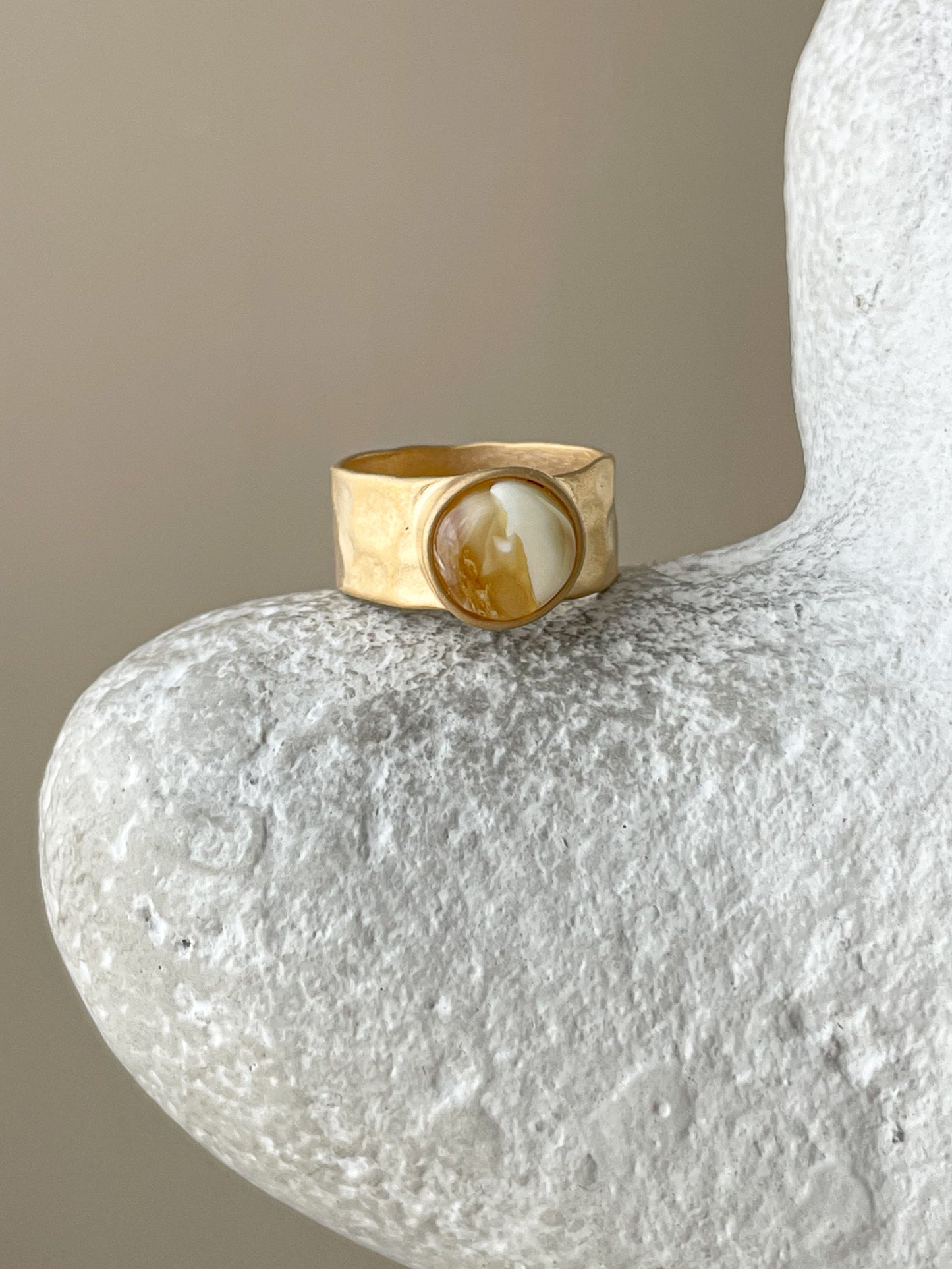 Landscape amber ring - Gold plated Silver - Wide ring collection - Size 7