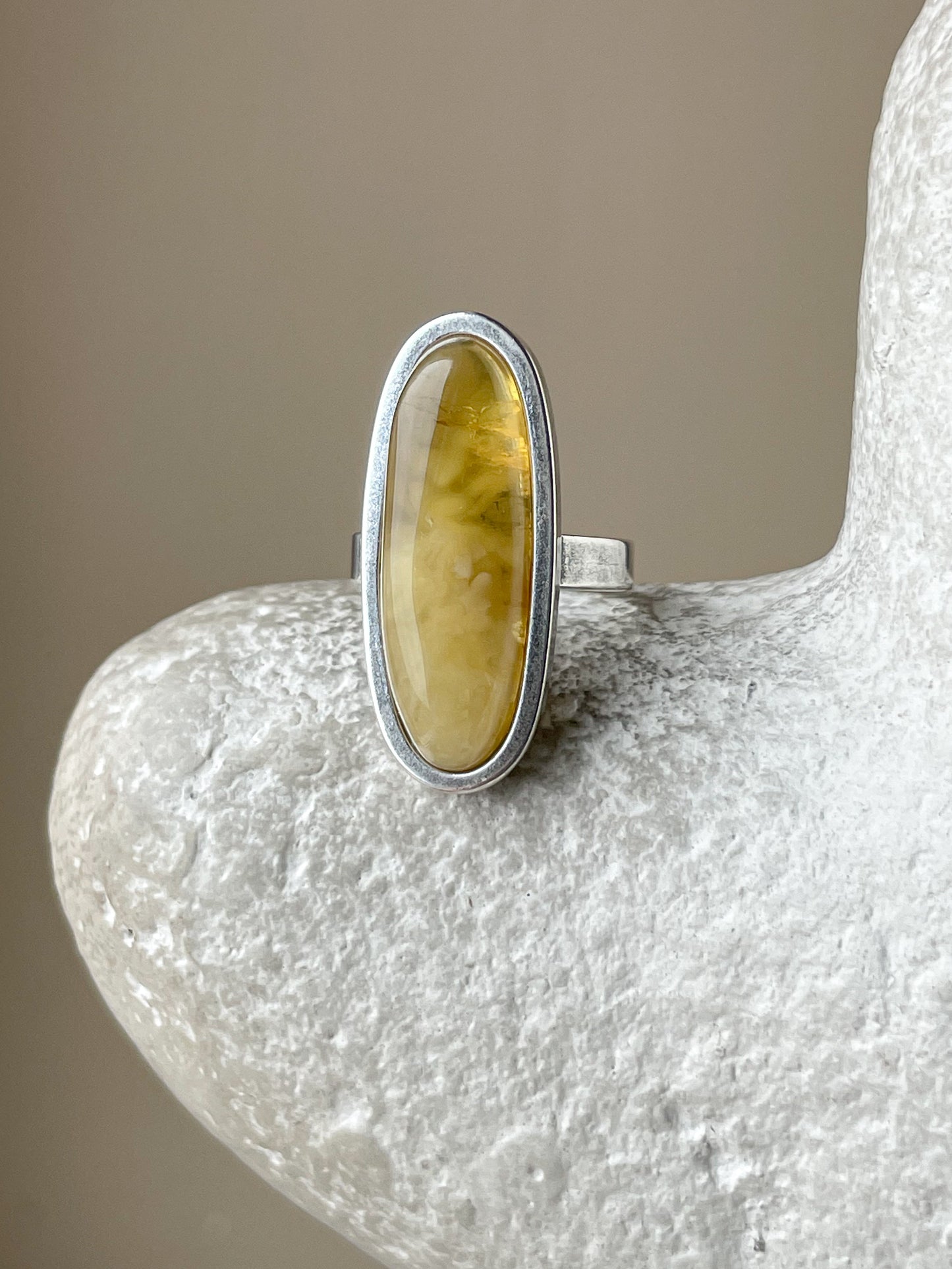 Natural amber ring - Oxidized sterling silver - Thin ring collection - Size 6