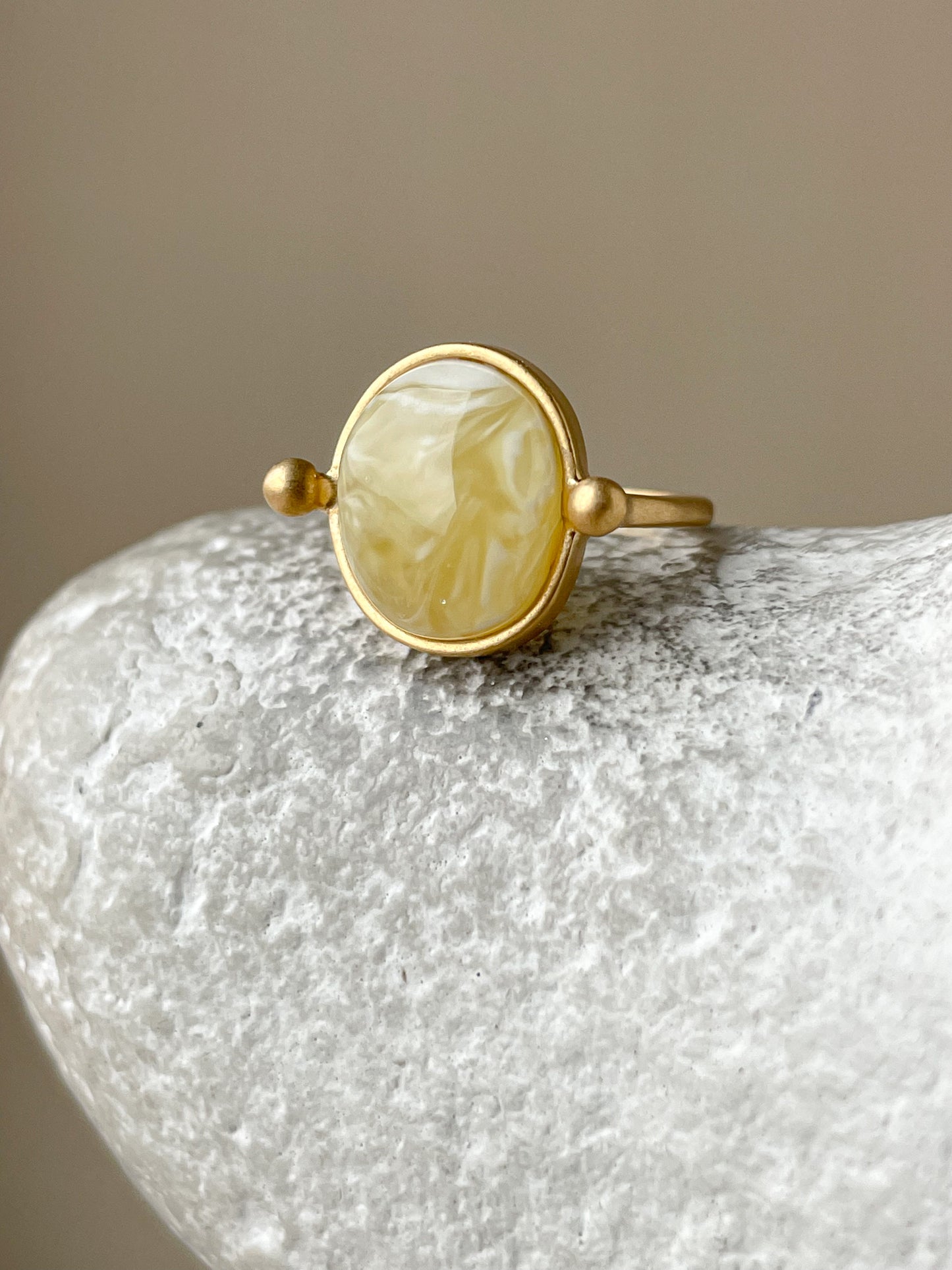 Butterscotch amber ring - Gold plated silver - Vintage style collection - Size 5 1/2