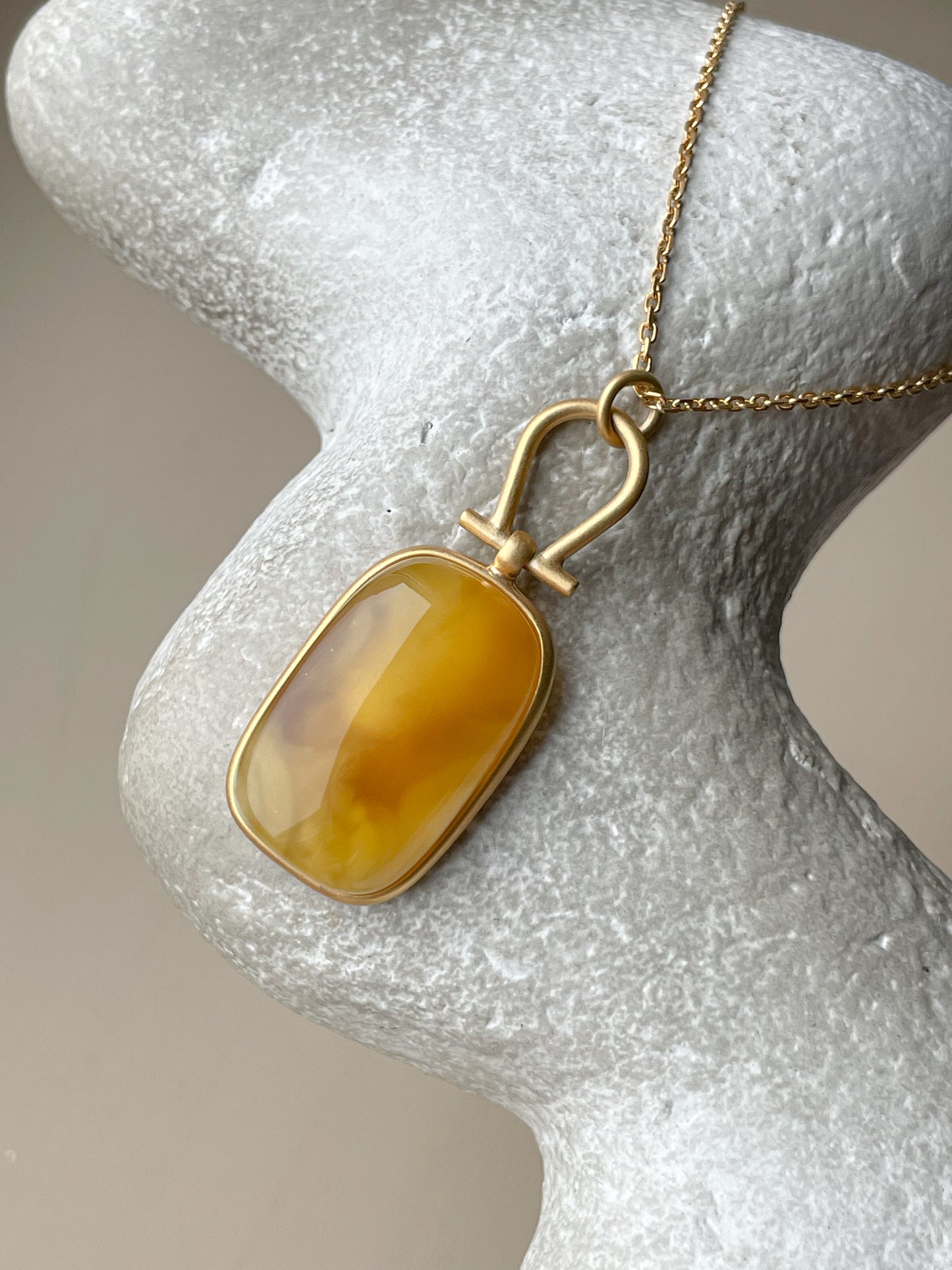 Pendant with honey amber - Gold-plated sterling silver