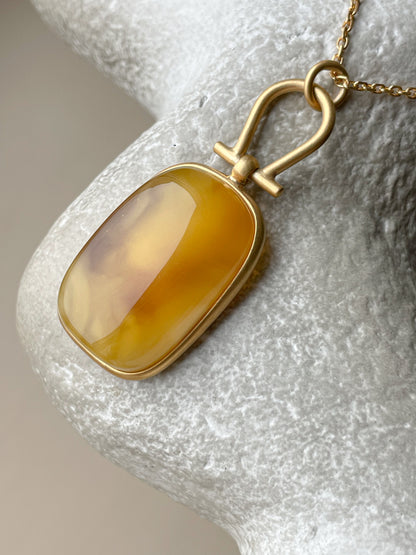 Pendant with honey amber - Gold-plated sterling silver