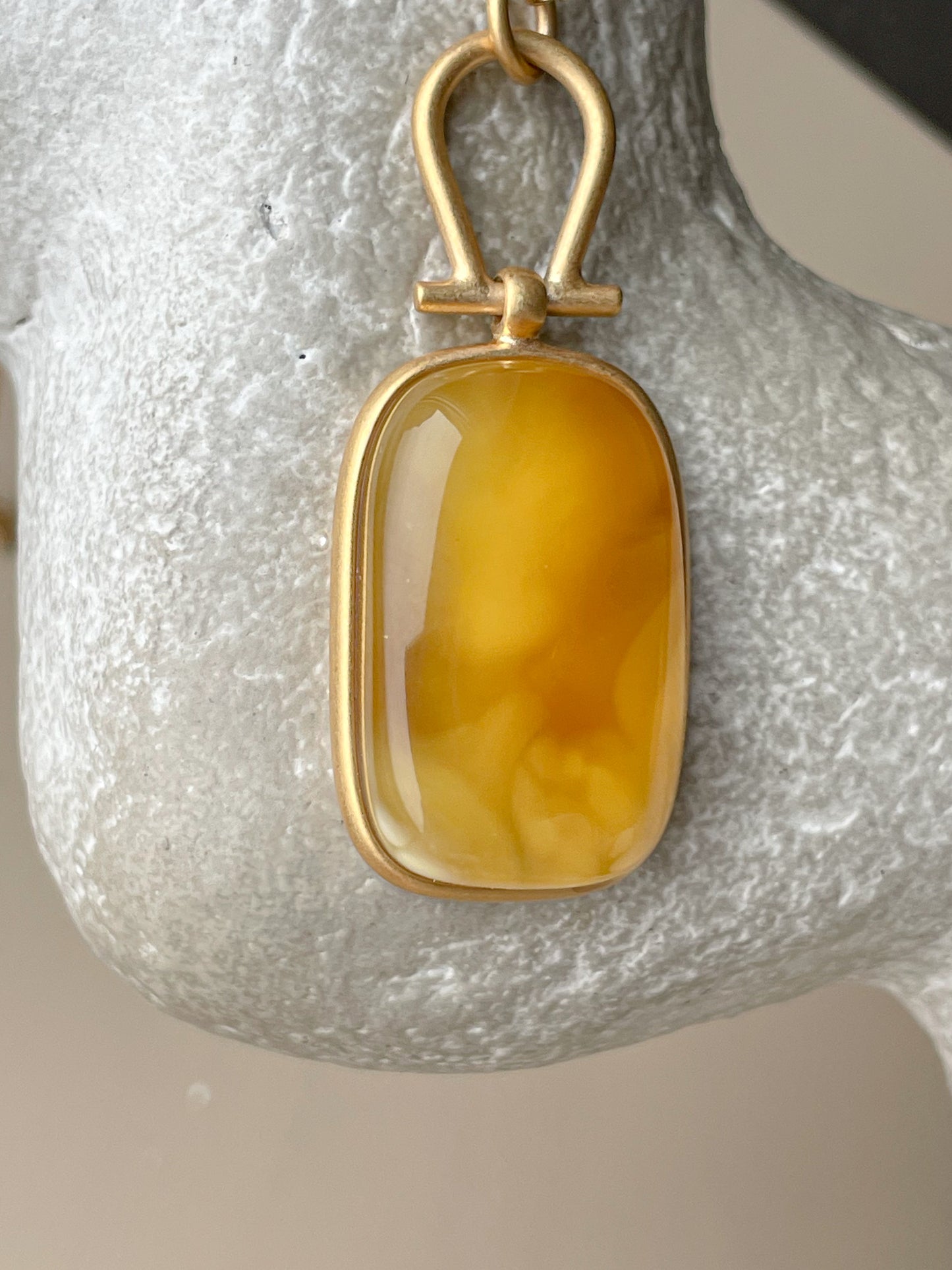 Pendant with honey amber - Gold-plated sterling silver