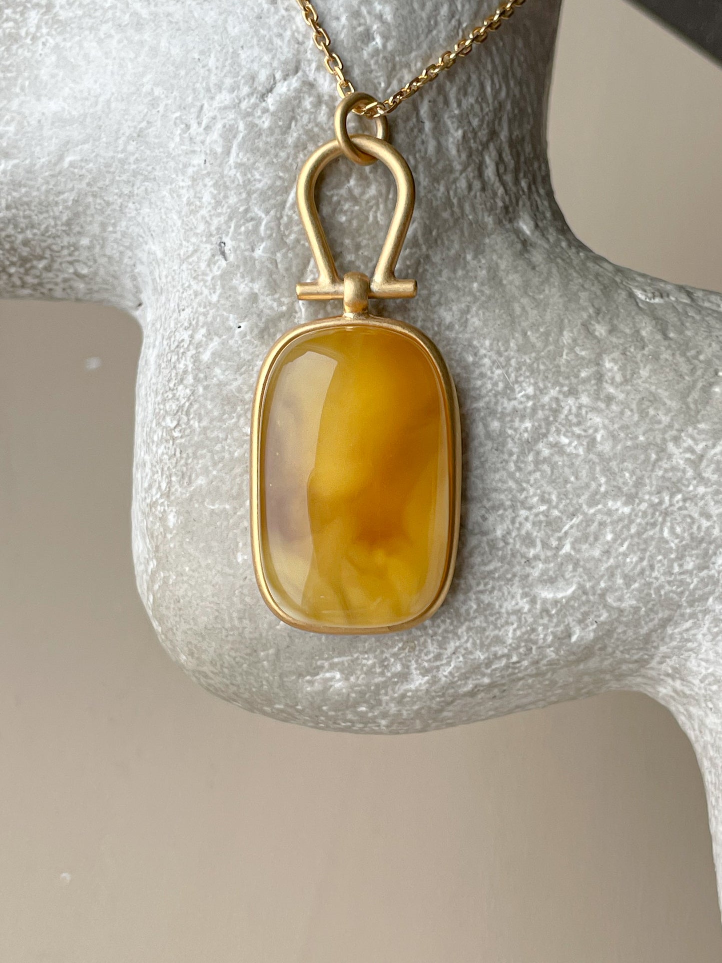 Pendant with honey amber - Gold-plated sterling silver