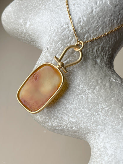 Pendant with honey amber - Gold-plated sterling silver