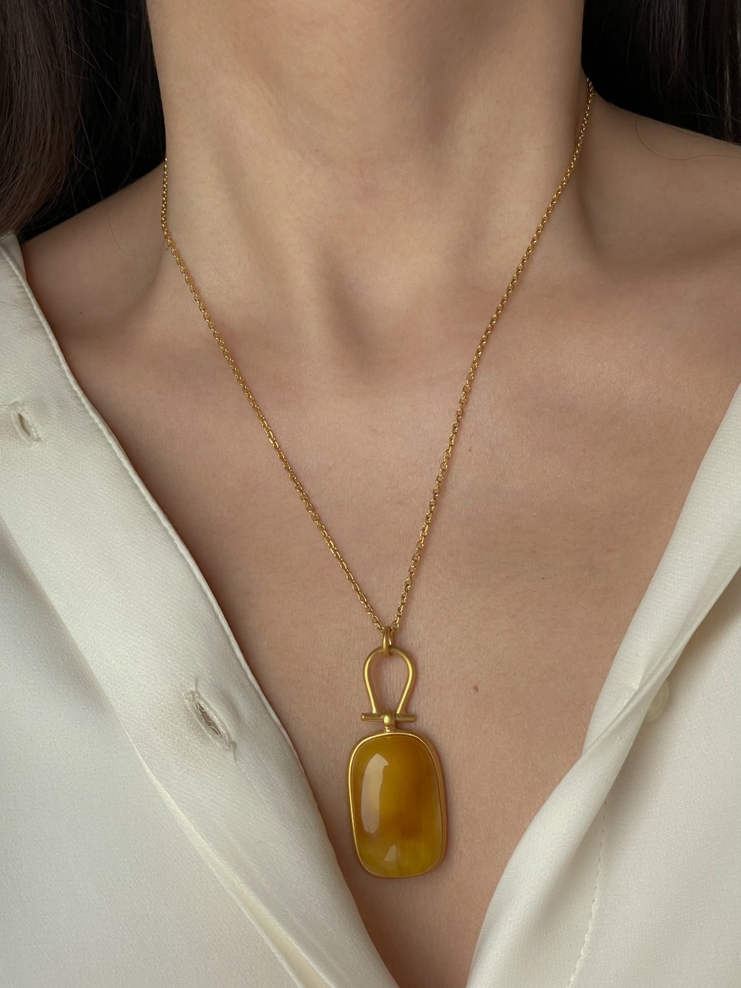 Pendant with honey amber - Gold-plated sterling silver