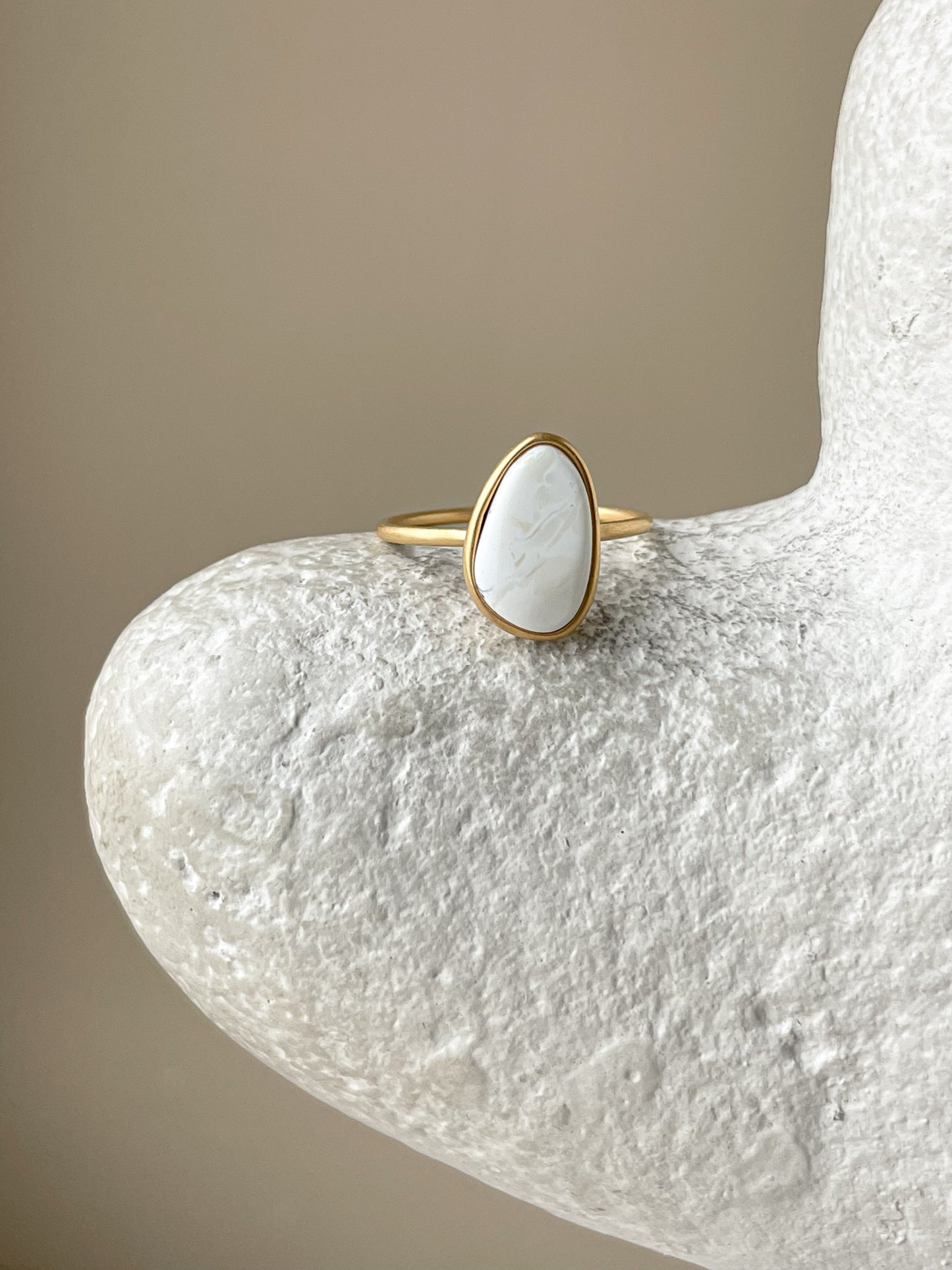 White amber ring - Gold plated silver - Thin ring collection - Size 8 1/4