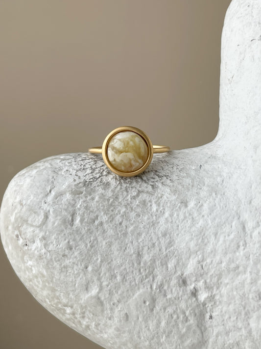 Butterscotch amber ring - Gold plated silver - Thin style collection - Size 8