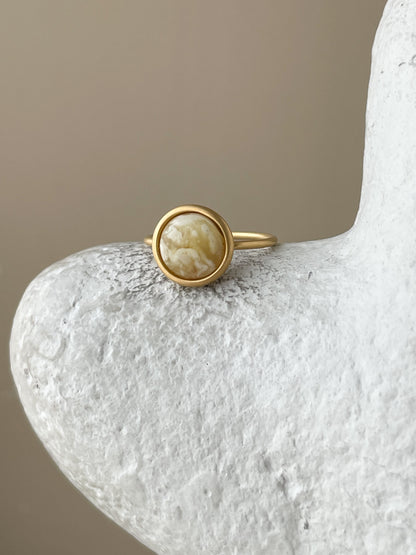 Butterscotch amber ring - Gold plated silver - Thin style collection - Size 8