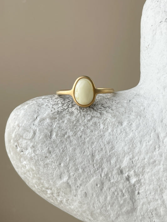 White amber ring - Gold plated silver - Thin style collection - Size 10