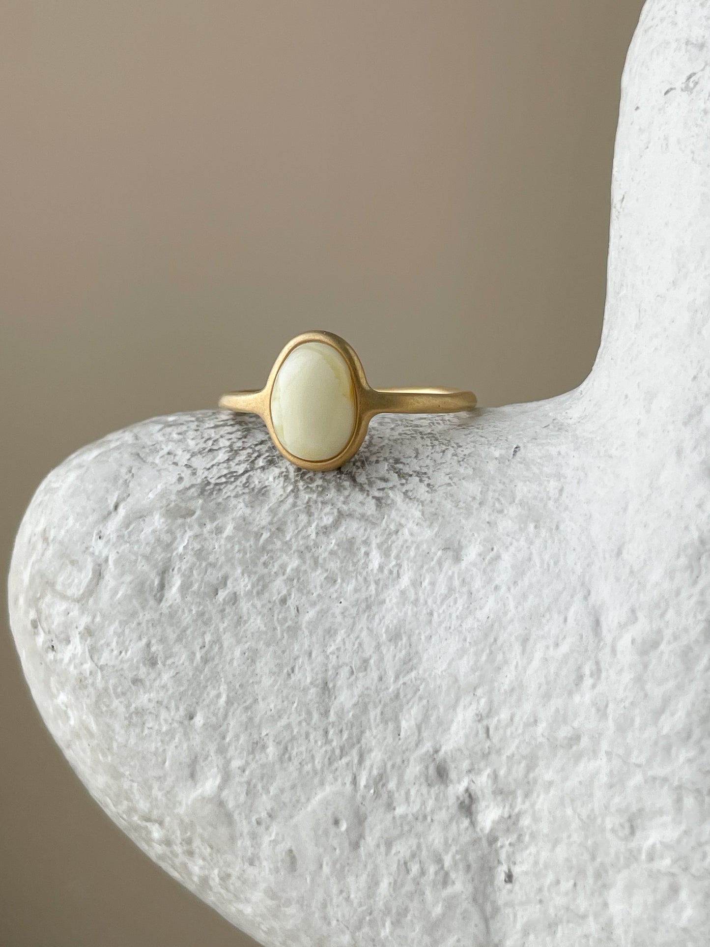 White amber ring - Gold plated silver - Thin style collection - Size 10