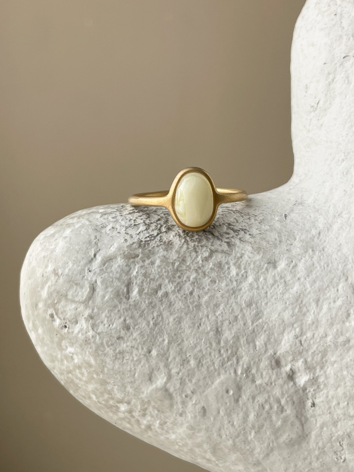 White amber ring - Gold plated silver - Thin style collection - Size 10