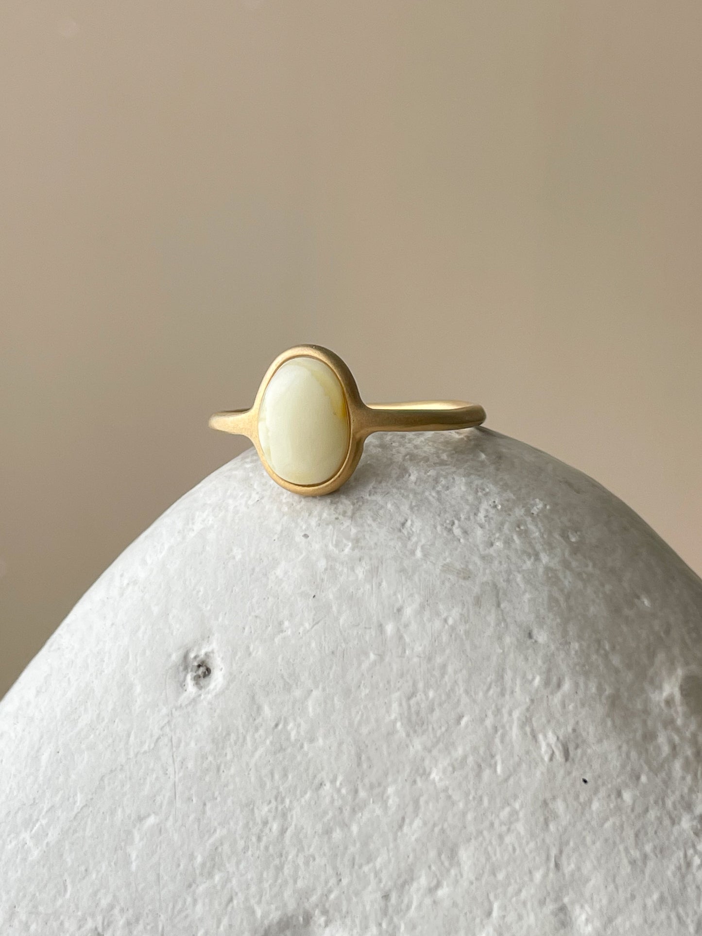 White amber ring - Gold plated silver - Thin style collection - Size 10