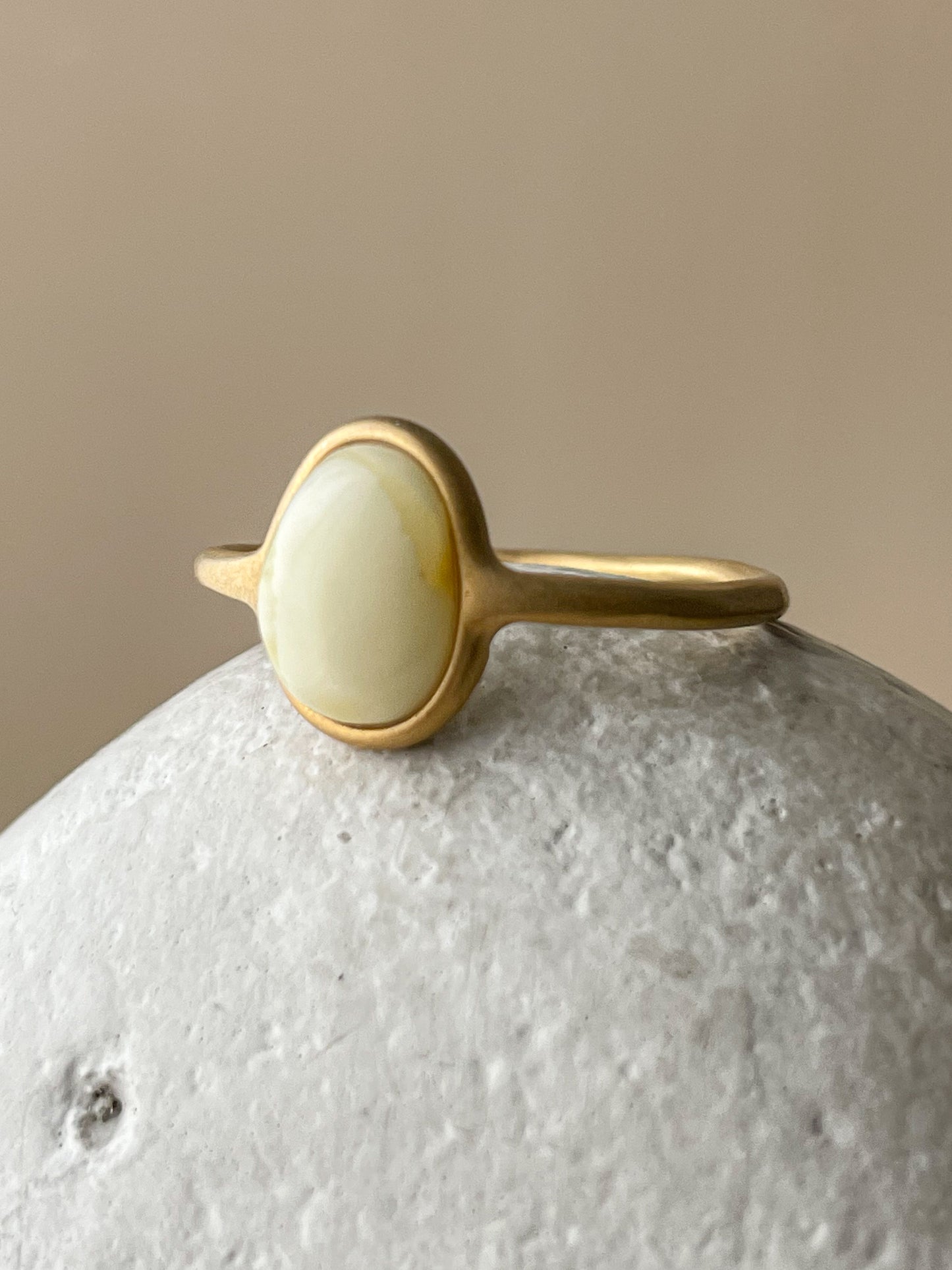 White amber ring - Gold plated silver - Thin style collection - Size 10