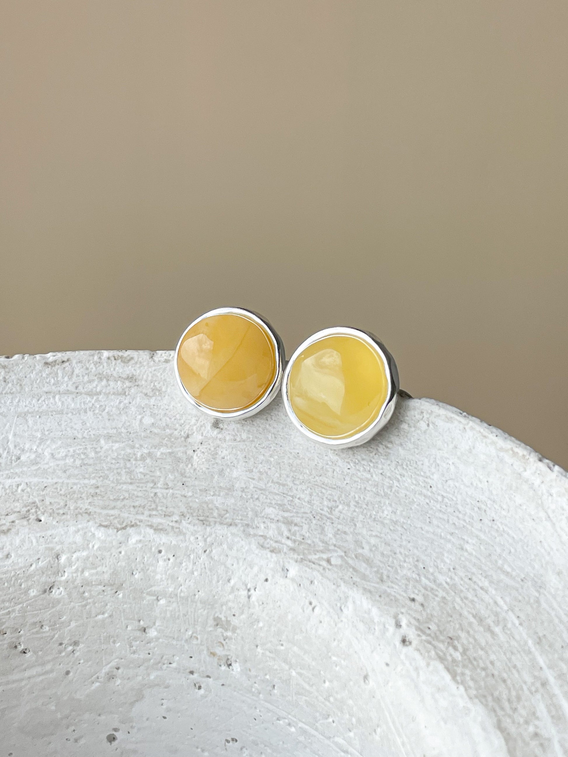Mate amber stud earrings - Sterling silver - Classic earrings collection