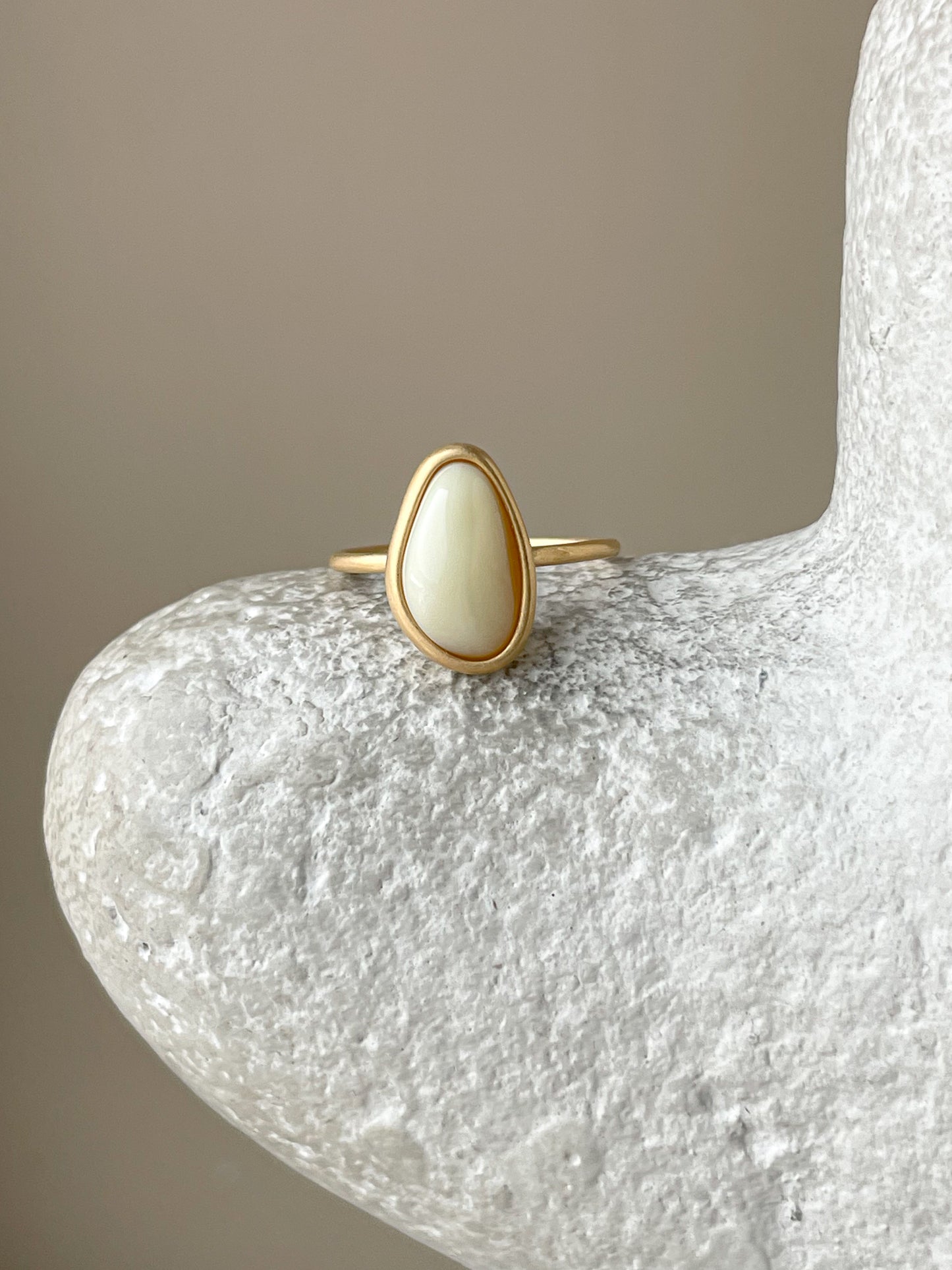 White amber ring - Gold plated silver - Thin ring collection - Size 7