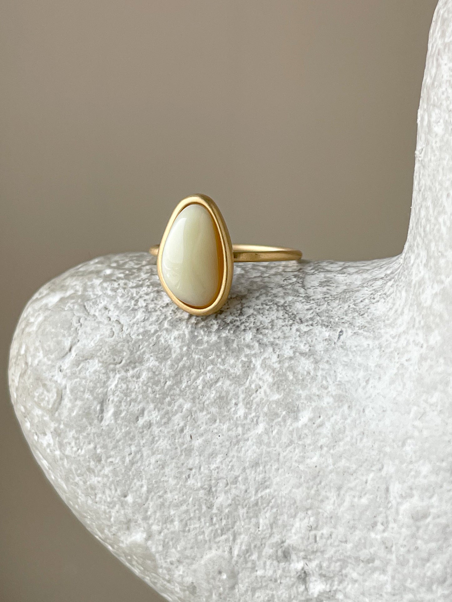 White amber ring - Gold plated silver - Thin ring collection - Size 7