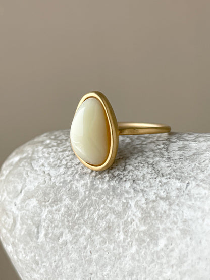 White amber ring - Gold plated silver - Thin ring collection - Size 7
