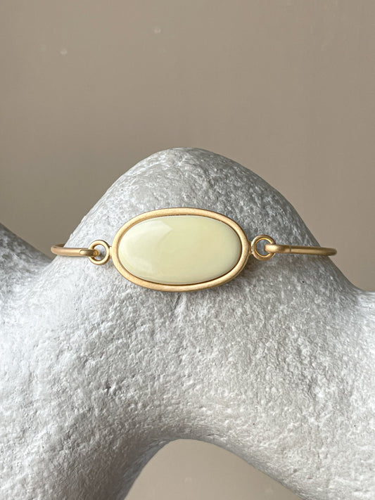 White amber bangle bracelet - gold plated silver, size 7