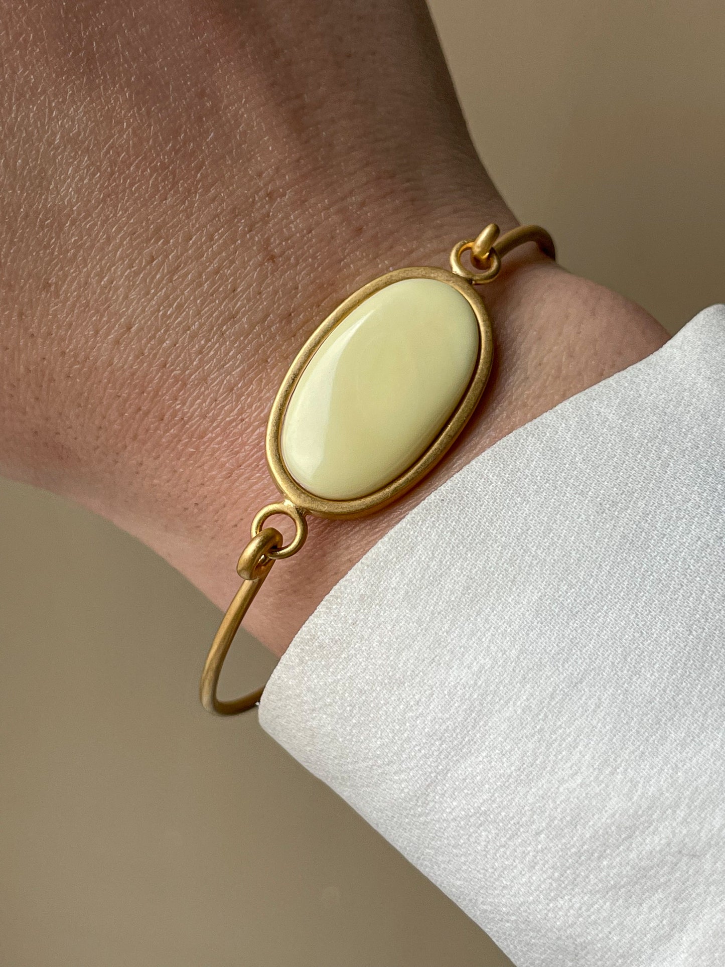 White amber bangle bracelet - gold plated silver, size 7